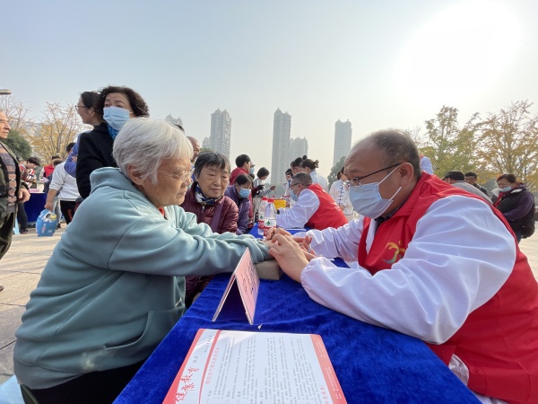 （20231123區(qū)中醫(yī)醫(yī)院）錫山健康文化大會暨江蘇省中醫(yī)藥宣傳月錫山專場、“文明錫山 康養(yǎng)怡心”示范活動2_副本.jpg