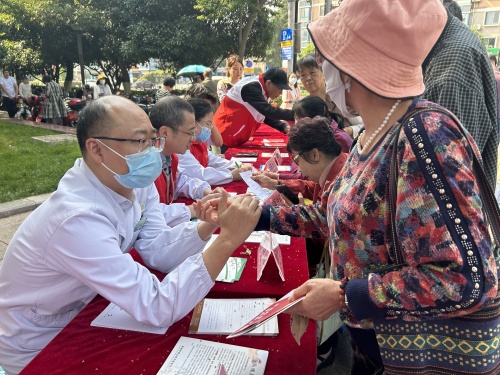 （20240508區(qū)中醫(yī)醫(yī)院）世界紅十字日，中醫(yī)藥健康服務(wù)進(jìn)廣場2.JPG